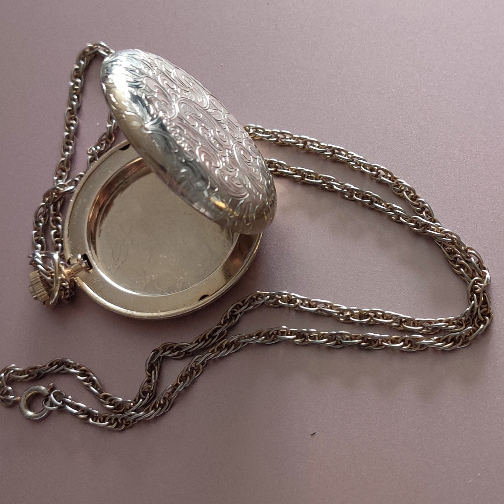 Gold locket with chain etched swirl design - Picture 4 of 4